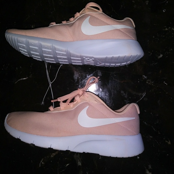 Nike Shoes - 🆕 Women's Nike Sneakers Size 8